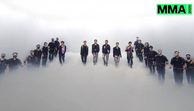 BTS tái hiện 1 năm thành công vang dội với 4 bài hit tại MMA 2020, fan tiếc vì đội hình thiếu SUGA và không có thêm 1 sân khấu huyền thoại - Ảnh 2.