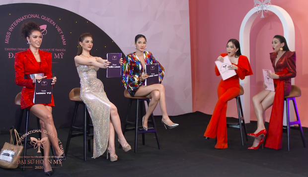 Hương Giang - Võ Hoàng Yến mắt chữ O, mồm chữ A khi ngồi hưởng drama giữa 3 nàng Hậu của Đại Sứ Hoàn Mỹ - Ảnh 1. Hương Giang - Võ Hoàng Yến mắt chữ O, mồm chữ A khi ngồi hưởng drama giữa 3 nàng Hậu của Đại Sứ Hoàn Mỹ - Ảnh 1.