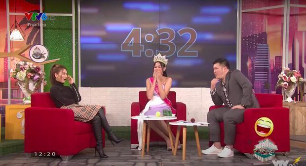 Thời khắc Đỗ Thị Hà đăng quang Hoa hậu, Tiểu Vy đã ghé sát tai đàn em để nói 1 một câu và đến giờ mới được hé lộ - Ảnh 2.