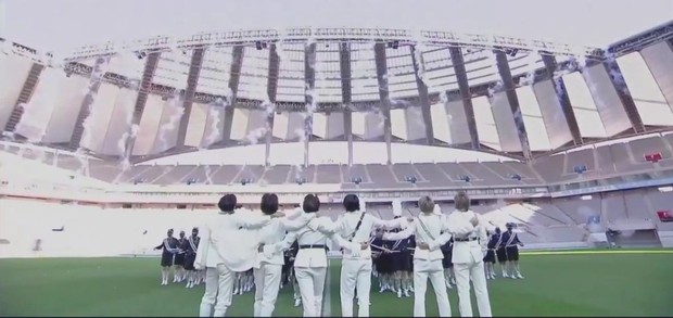 Stage đỉnh cao của BTS tại MAMA 2020: Diễn tại sân vận động World Cup, bắn pháo hoa ngợp trời, SUGA ảo xuất hiện đầy ý nghĩa - Ảnh 1.