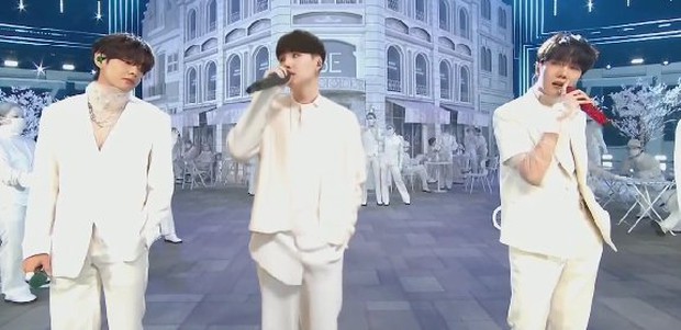 Stage đỉnh cao của BTS tại MAMA 2020: Diễn tại sân vận động World Cup, bắn pháo hoa ngợp trời, SUGA ảo xuất hiện đầy ý nghĩa - Ảnh 7.