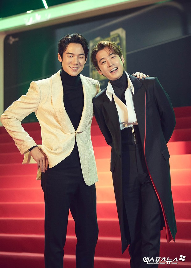 MAMA 2020 chứng kiến cặp đôi hot nhất Kpop hội ngộ, lại còn hẹn nhau mặc đồ đôi lộ liễu thế này nữa! - Ảnh 3.