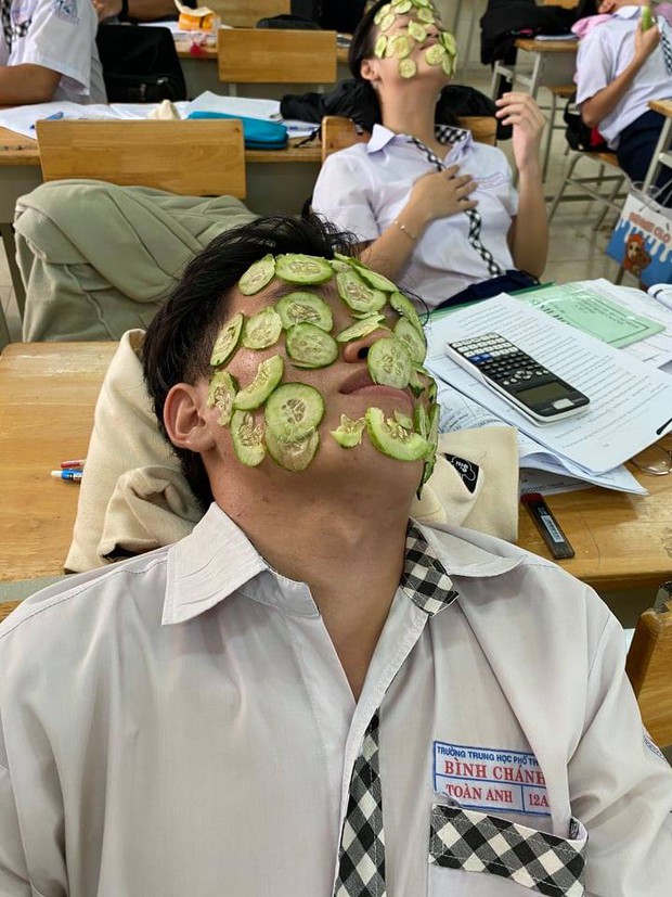 Đi học còn tranh thủ đắp mặt nạ dưa chuột, lớp học chăm chỉ làm đẹp nhất đây rồi! - Ảnh 3.