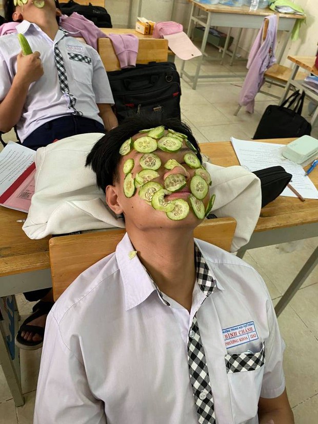 Đi học còn tranh thủ đắp mặt nạ dưa chuột, lớp học chăm chỉ làm đẹp nhất đây rồi! - Ảnh 2.