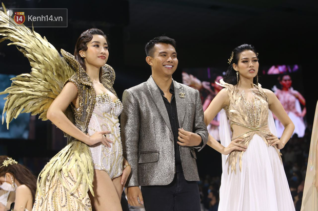 Dàn Hậu đổ bộ show Đỗ Long: Đỗ Thị Hà catwalk �tự tin hơn, nhưng �nét diễn sexy của cô và Đỗ Mỹ Linh khiến khán giả thấy thương - Ảnh 6.