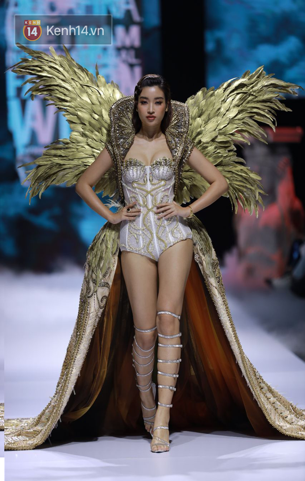 Dàn Hậu đổ bộ show Đỗ Long: Đỗ Thị Hà catwalk �tự tin hơn, nhưng �nét diễn sexy của cô và Đỗ Mỹ Linh khiến khán giả thấy thương - Ảnh 5.