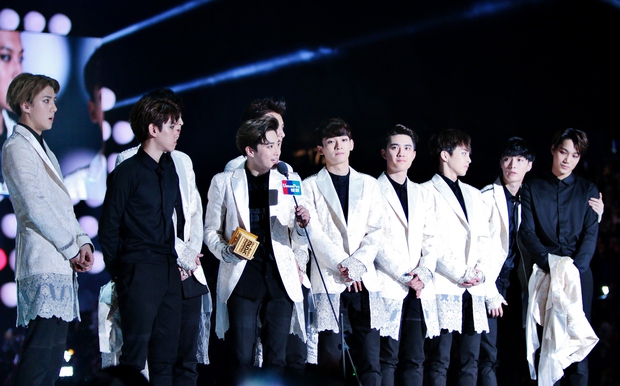 Khoảnh khắc V (BTS) và Baekhyun (EXO) tại MAMA 2014 hot trở lại: Idol 2 tiếng anh em, fan thì 4 tiếng suốt ngày war nhau - Ảnh 3. Khoảnh khắc V (BTS) và Baekhyun (EXO) tại MAMA 2014 hot trở lại: Idol 2 tiếng anh em, fan thì 4 tiếng suốt ngày war nhau - Ảnh 3.