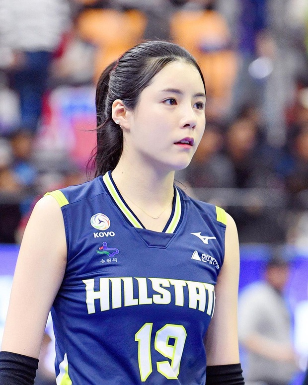 Nữ thần làng bóng chuyền gây xôn xao với màn tỏ tình với Jin (BTS), biểu cảm dễ thương của cô nàng khi nói lời yêu khiến fan bật cười - Ảnh 5.