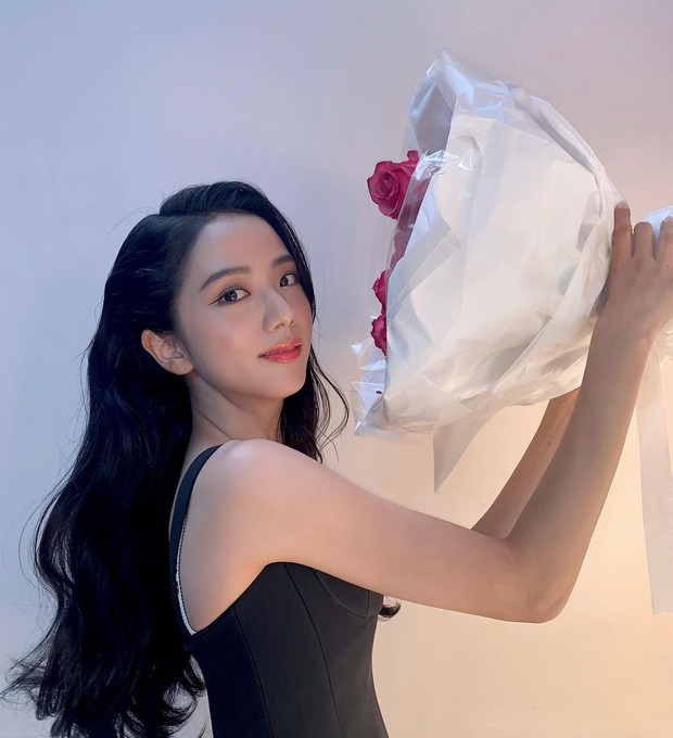 Không đi dự MAMA 2020, Jisoo (BLACKPINK) ở nhà vẫn khiến MXH dậy sóng: Xinh đẹp hút hồn, nhưng sao khác thế này? - Ảnh 2.