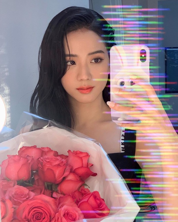 Không đi dự MAMA 2020, Jisoo (BLACKPINK) ở nhà vẫn khiến MXH dậy sóng: Xinh đẹp hút hồn, nhưng sao khác thế này? - Ảnh 4.