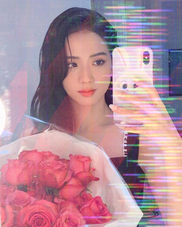 Không đi dự MAMA 2020, Jisoo (BLACKPINK) ở nhà vẫn khiến MXH dậy sóng: Xinh đẹp hút hồn, nhưng sao khác thế này? - Ảnh 3.