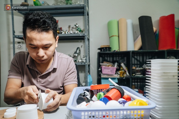 Chàng trai Hà Nội sáng tạo cả kho đồ chơi từ rác thải: Mình làm không xuể, vì lượng rác quá nhiều - Ảnh 15.