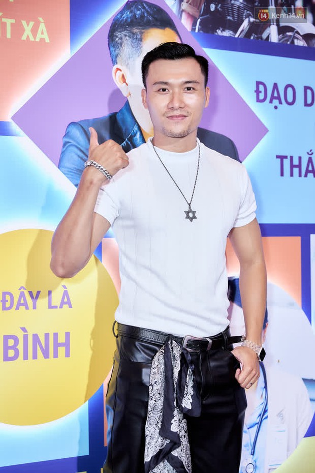 Tiểu tam quốc dân Karen Nguyễn khoe vòng một hững hờ, chặt đẹp Hoàng Yến Chibi ở họp báo Người Cần Quên Phải Nhớ - Ảnh 9. Tiểu tam quốc dân Karen Nguyễn khoe vòng một hững hờ, chặt đẹp Hoàng Yến Chibi ở họp báo Người Cần Quên Phải Nhớ - Ảnh 9.