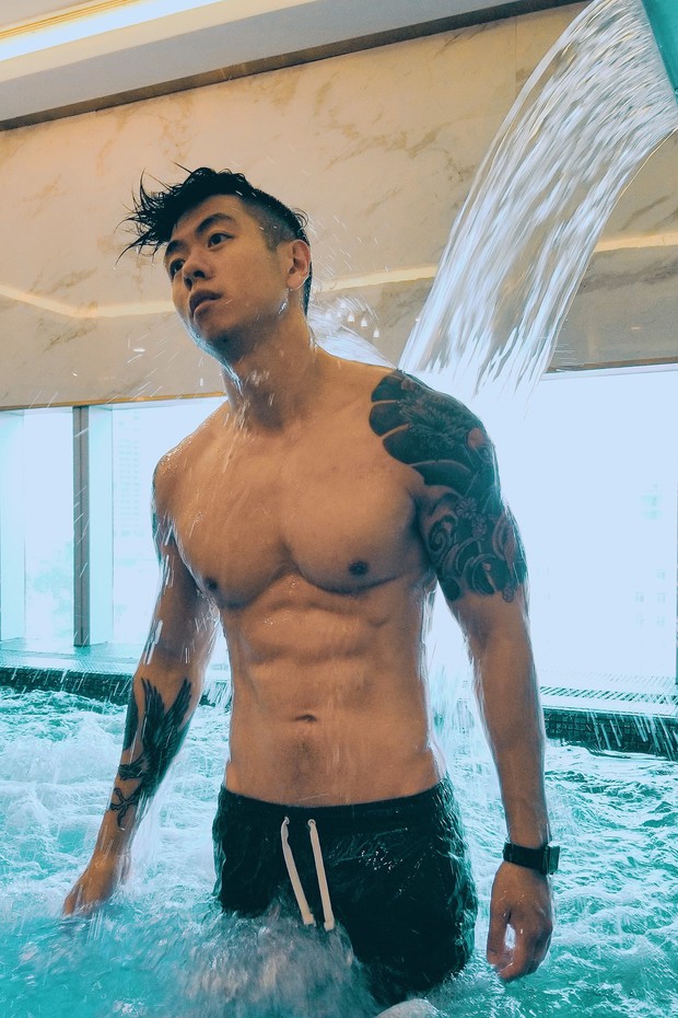 Trai đẹp Việt kiều Người Ấy Là Ai khoe body 6 múi hót hòn họt, nhận được lượt tương tác cực khủng - Ảnh 5. Trai đẹp Việt kiều Người Ấy Là Ai khoe body 6 múi hót hòn họt, nhận được lượt tương tác cực khủng - Ảnh 5.