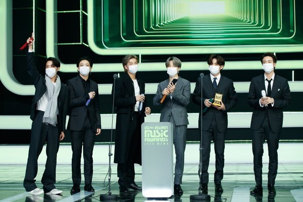 Nhận all-kill Daesang, BTS lên phát biểu tiện thể nhắc nhẹ