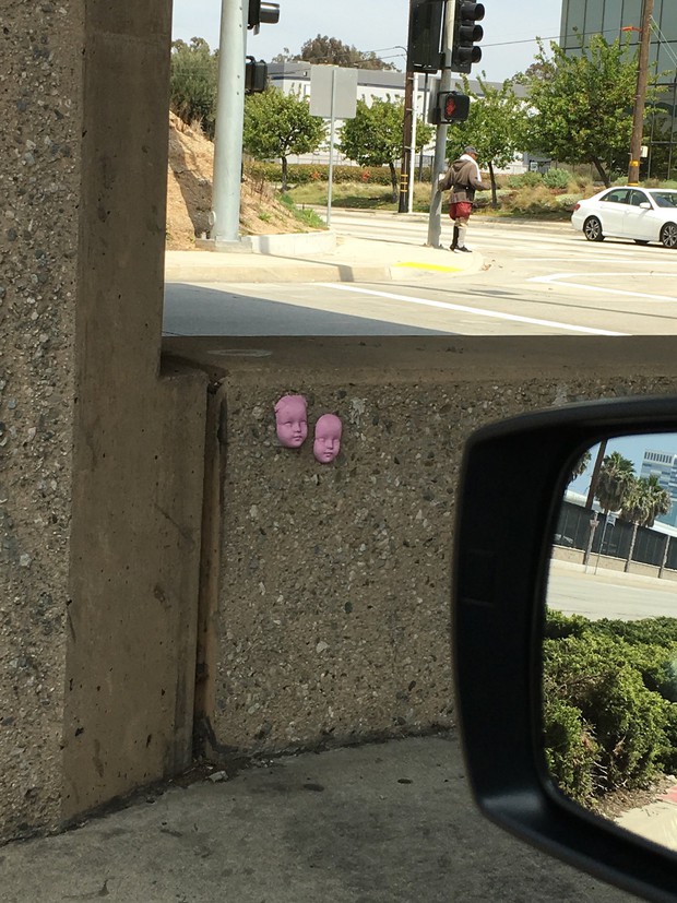 Vừa dọn vào nhà mới được ít ngày, người phụ nữ khóc thét đòi chuyển đi bằng được sau khi phát hiện ra thứ đáng sợ ẩn nấp trên bức tường - Ảnh 6.