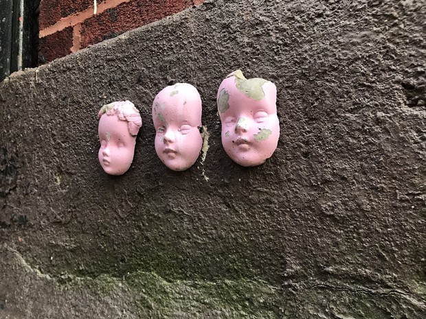 Vừa dọn vào nhà mới được ít ngày, người phụ nữ khóc thét đòi chuyển đi bằng được sau khi phát hiện ra thứ đáng sợ ẩn nấp trên bức tường - Ảnh 5.