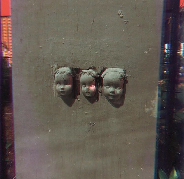 Vừa dọn vào nhà mới được ít ngày, người phụ nữ khóc thét đòi chuyển đi bằng được sau khi phát hiện ra thứ đáng sợ ẩn nấp trên bức tường - Ảnh 3.