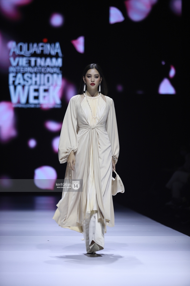 HOT: Hương Giang tái xuất sau scandal bằng màn catwalk �thần thái, cùng Tiểu Vy làm vedette cho NTK Adrian Anh Tuấn tại AVIFW 2020 - Ảnh 1.