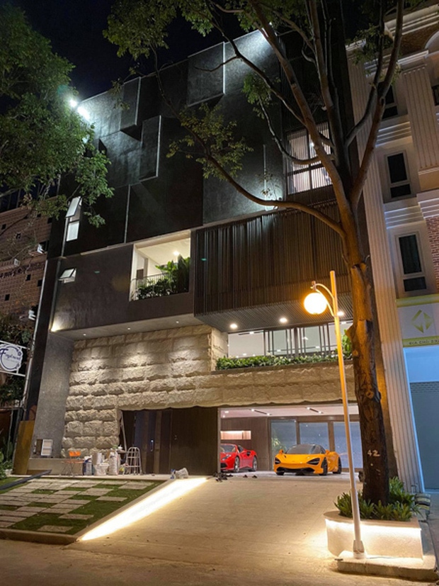 Hé lộ 1 góc quá khủng trong biệt thự của Cường Đô La: Riêng garage chứa siêu xe đã có 2 tầng, phải đi thang máy mới hết - Ảnh 10.