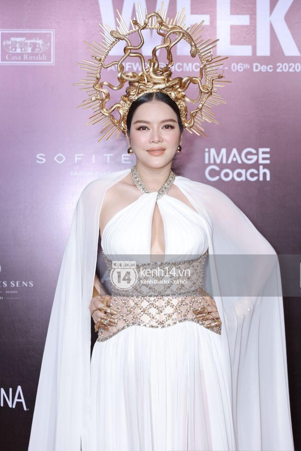 Team qua đường bắt trọn 2 màn đọ sắc hot nhất VIFW: Cuộc chiến bức tử vòng 1, Ngọc Trinh - Hari Won đều có hành động gây chú ý - Ảnh 6.