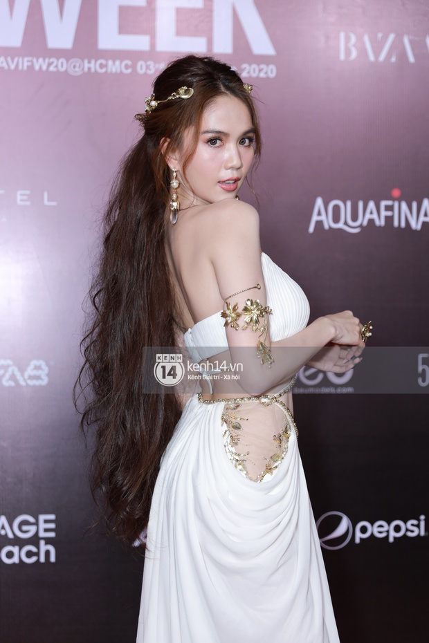 Ngọc Trinh trên thảm đỏ thì hở bạo, tới lúc vào chỗ thì quấn chăn, nữ hoàng hở bạo cũng có lúc e thẹn thế chứ! - Ảnh 1.