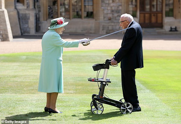 Đúng ngày vợ chồng Công nương Kate khởi hành chuyến đi đặc biệt, nhà Meghan Markle tung ra thông tin mới, ngầm tuyên bố cạnh tranh với Nữ hoàng Anh - Ảnh 3.