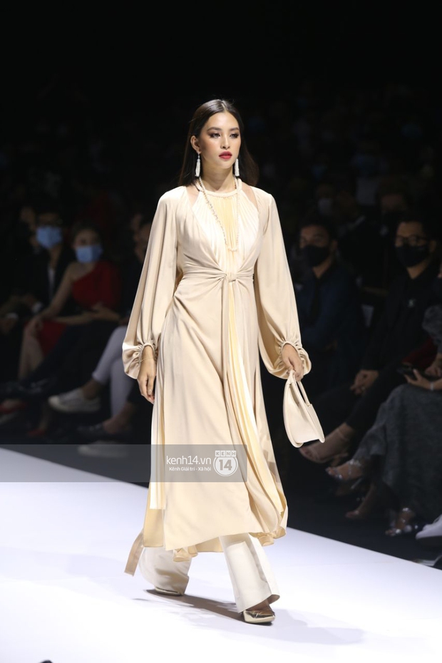 HOT: Hương Giang tái xuất sau scandal bằng màn catwalk �thần thái, cùng Tiểu Vy làm vedette cho NTK Adrian Anh Tuấn tại AVIFW 2020 - Ảnh 2.