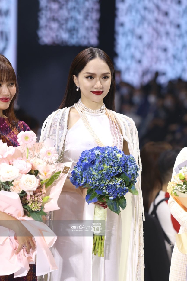 HOT: Hương Giang tái xuất sau scandal bằng màn catwalk �thần thái, cùng Tiểu Vy làm vedette cho NTK Adrian Anh Tuấn tại AVIFW 2020 - Ảnh 4.