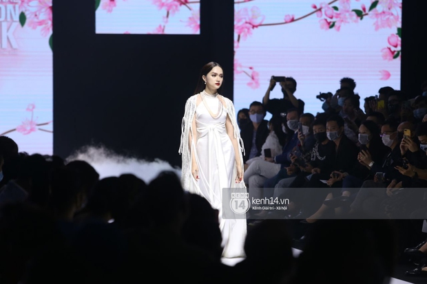HOT: Hương Giang tái xuất sau scandal bằng màn catwalk �thần thái, cùng Tiểu Vy làm vedette cho NTK Adrian Anh Tuấn tại AVIFW 2020 - Ảnh 5.
