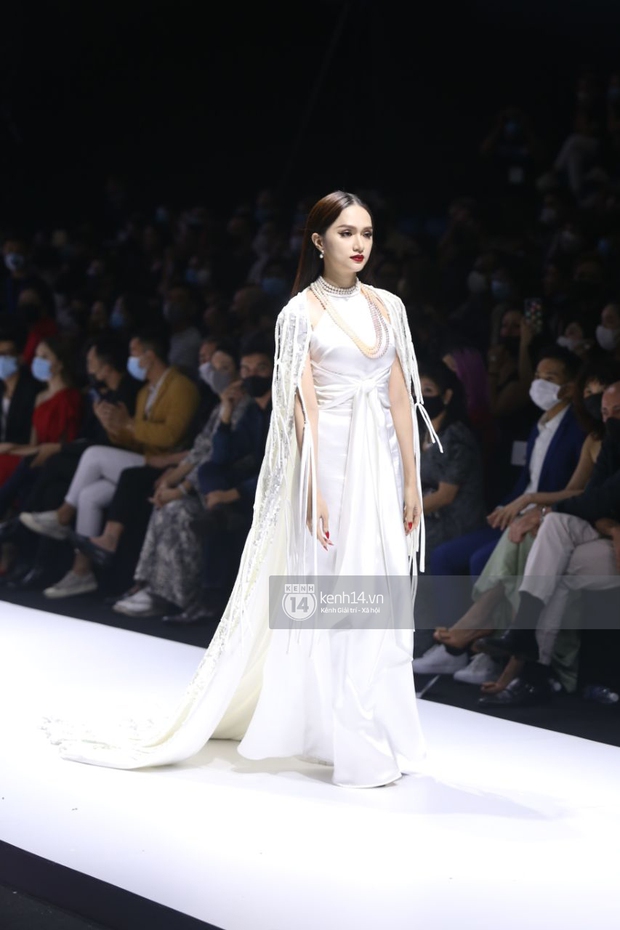HOT: Hương Giang tái xuất sau scandal bằng màn catwalk �thần thái, cùng Tiểu Vy làm vedette cho NTK Adrian Anh Tuấn tại AVIFW 2020 - Ảnh 7.