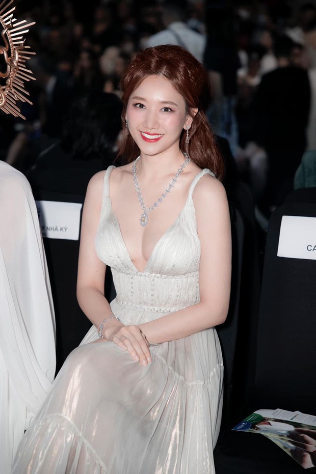 Team qua đường bắt trọn 2 màn đọ sắc hot nhất VIFW: Cuộc chiến bức tử vòng 1, Ngọc Trinh - Hari Won đều có hành động gây chú ý - Ảnh 9.