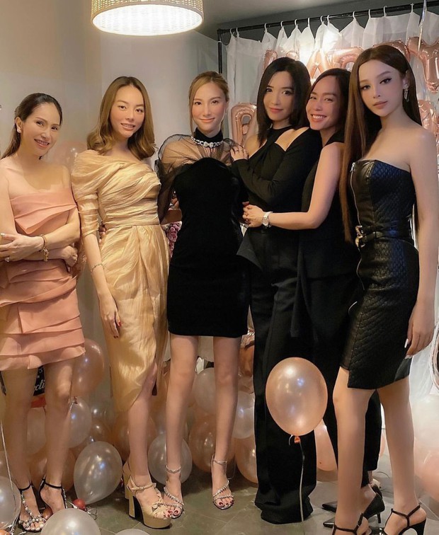 Dàn mỹ nhân Hà Thành mừng sinh nhật Hạnh Sino: Huyền Baby giật spotlight vì quá nóng bỏng, Bích Phương ra sao hậu quyết tâm giảm cân? - Ảnh 2.