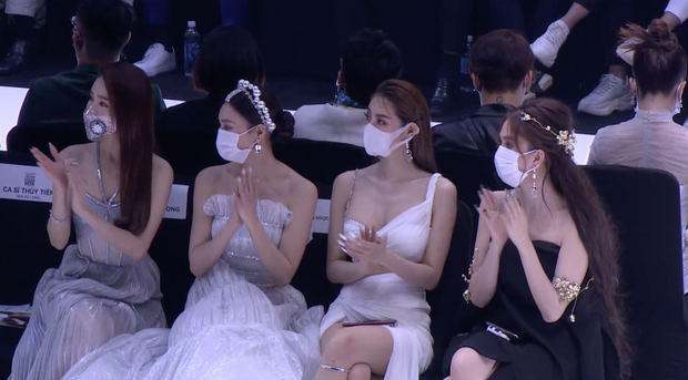 Ngọc Trinh trên thảm đỏ thì hở bạo, tới lúc vào chỗ thì quấn chăn, nữ hoàng hở bạo cũng có lúc e thẹn thế chứ! - Ảnh 4.