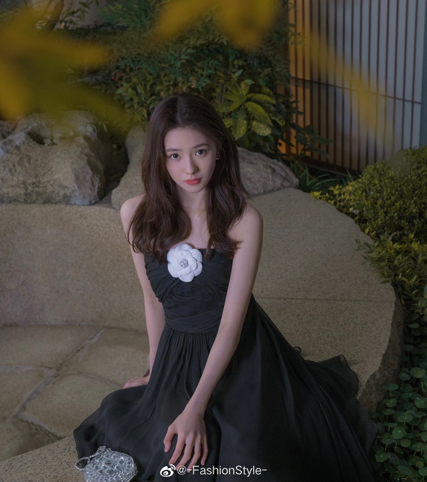 Jennie đụng váy với Mưu nữ lang 2K: Đại sứ Chanel sang chảnh lấn át, Lưu Hạo Tồn bị ví như hot girl mạng - Ảnh 1.