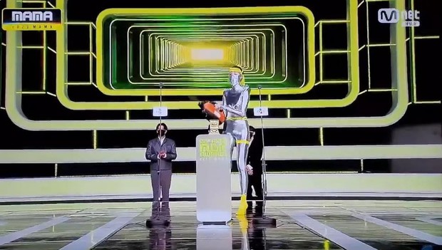 MAMA 2020 bị chỉ trích vì xuất hiện model khử trùng viên: Trang phục bó sát phản cảm, hành động khử trùng kém tinh tế? - Ảnh 1.