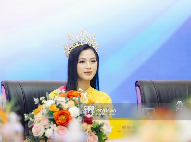 Hoa hậu Đỗ Thị Hà lần đầu về thăm Đại học Kinh tế Quốc dân: Nhan sắc đỉnh của chóp, bật khóc khi nhắc đến bức ảnh gây sốt - Ảnh 5.