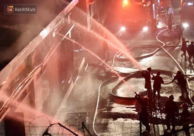 Hà Nội: Cháy lớn tại nhà kho công ty dược phẩm Hà Tây, cột khói bốc cao hàng chục mét khiến nhiều người hoảng sợ - Ảnh 4.
