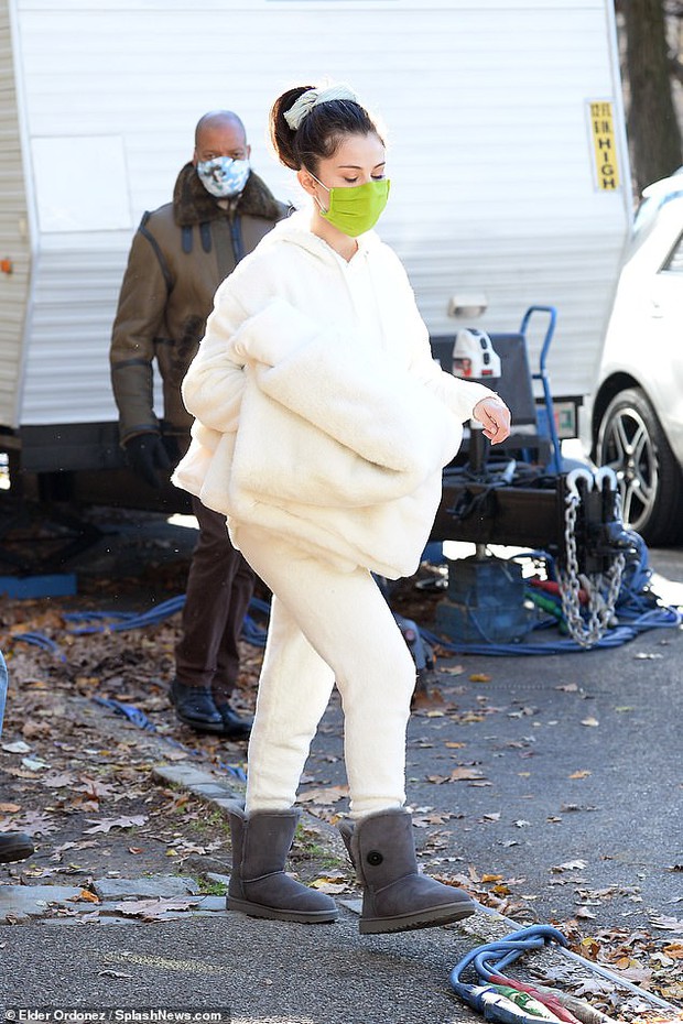 Đeo khẩu trang đi quay phim cũng gây sốt như Selena Gomez: Nhan sắc sáng bừng cả khung hình, đồ xuề xòa cũng không dìm nổi! - Ảnh 8.