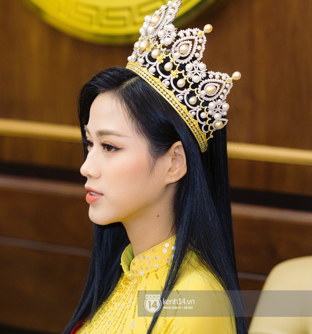 Hoa hậu Đỗ Thị Hà lần đầu về thăm Đại học Kinh tế Quốc dân: Nhan sắc đỉnh của chóp, bật khóc khi nhắc đến bức ảnh gây sốt - Ảnh 4.