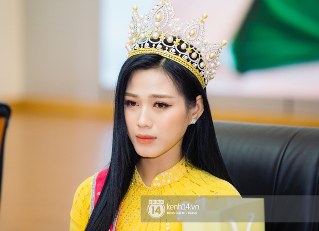 Hoa hậu Đỗ Thị Hà lần đầu về thăm Đại học Kinh tế Quốc dân: Nhan sắc đỉnh của chóp, bật khóc khi nhắc đến bức ảnh gây sốt - Ảnh 8.