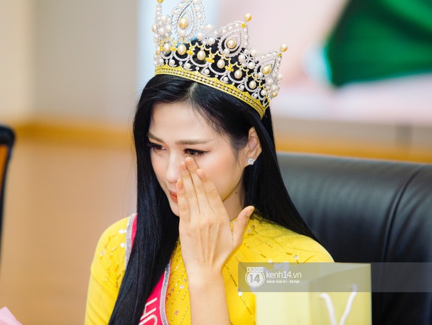 Hoa hậu Đỗ Thị Hà lần đầu về thăm Đại học Kinh tế Quốc dân: Nhan sắc đỉnh của chóp, bật khóc khi nhắc đến bức ảnh gây sốt - Ảnh 6.