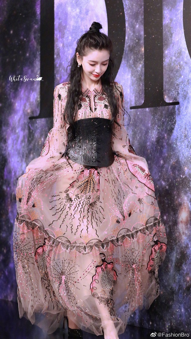 Thảm đỏ hot nhất hôm nay: Angela Baby xinh như tiên nữ giáng trần, Vương Tuấn Khải cùng dàn nam thần khiến chị em xịt máu mũi - Ảnh 2.