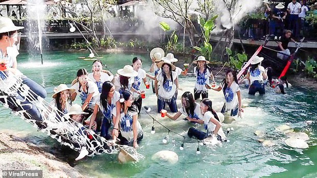 Sự cố có 1-0-2 trong lịch sử Miss Thailand: Mải tạo dáng chụp ảnh, dàn thí sinh hốt hoảng tột độ, la thất thanh vì... cầu sập - Ảnh 6. Sự cố có 1-0-2 trong lịch sử Miss Thailand: Mải tạo dáng chụp ảnh, dàn thí sinh hốt hoảng tột độ, la thất thanh vì... cầu sập - Ảnh 6.