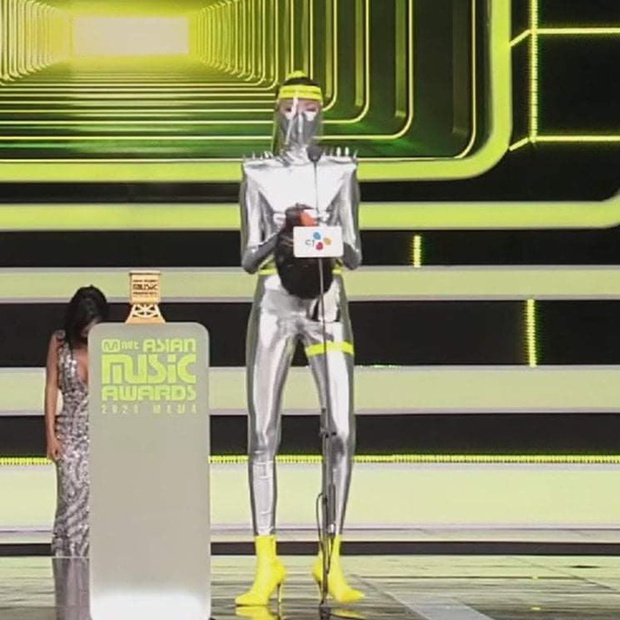 MAMA 2020 bị chỉ trích vì xuất hiện model khử trùng viên: Trang phục bó sát phản cảm, hành động khử trùng kém tinh tế? - Ảnh 3.