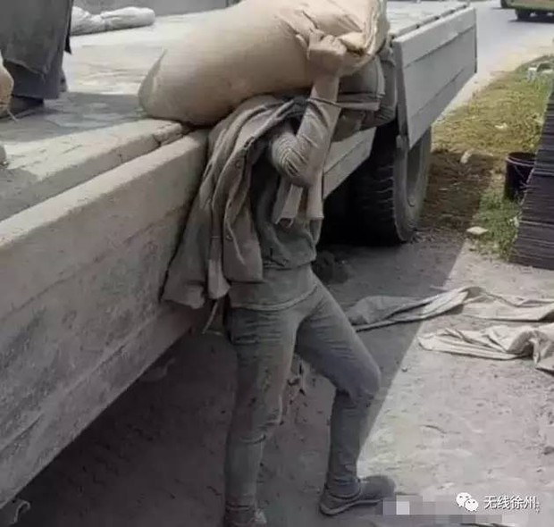 Cô gái vác 20 tấn xi măng/ngày cứu chồng ung thư gây chấn động MXH, 3 năm sau chân tướng bị lật tẩy mới dẫn đến bi kịch thật sự - Ảnh 1.