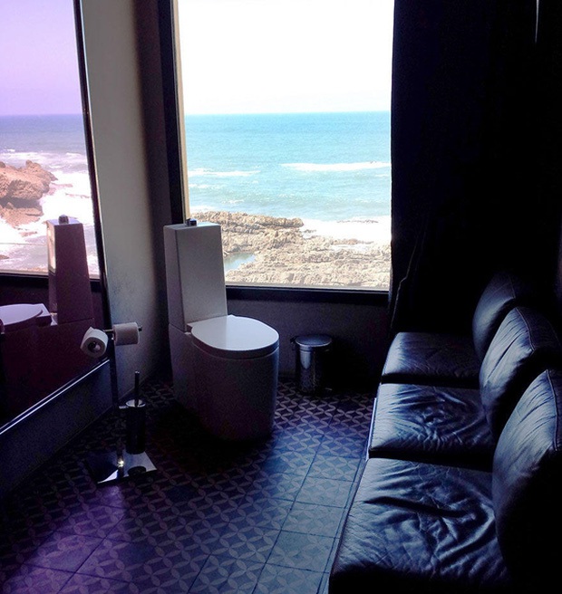 Những nhà vệ sinh có view đẹp nhất thế giới, nhìn qua cứ ngỡ chỗ để chill hay check-in cực sang xịn mịn - Ảnh 15.