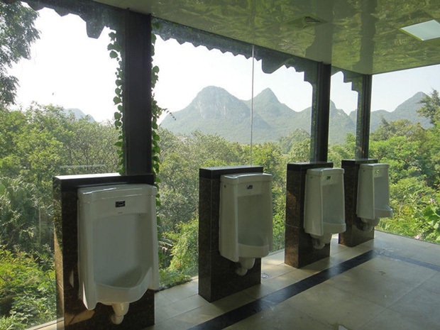 Những nhà vệ sinh có view đẹp nhất thế giới, nhìn qua cứ ngỡ chỗ để chill hay check-in cực sang xịn mịn - Ảnh 3.