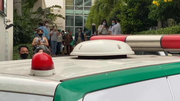 Cập nhật: Nghệ sĩ Chí Tài được đưa về nhà Tang lễ, vợ chồng Trấn Thành, Việt Hương nhiều nghệ sĩ rơi nước mắt vì quá xót thương! - Ảnh 31.