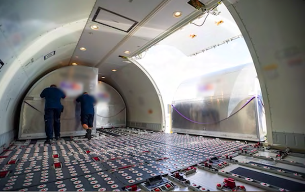 Thì ra đây là cách hành lý ký gửi của chúng ta được xếp lên máy bay, xem thấy cực thay cho nhân viên vận chuyển - Ảnh 4.